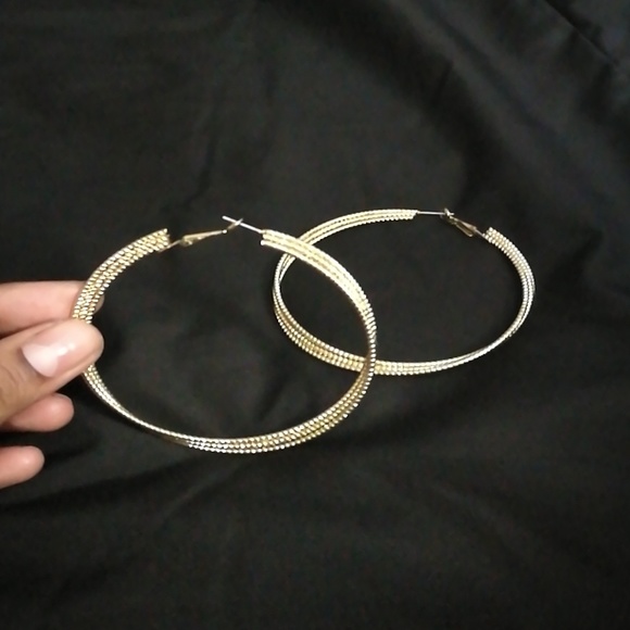 Lightweight Hoop Earrings - Picture 3 of 4